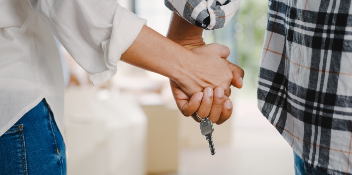 Zamieszkaj w Bielanach Wrocławskich już dziś! Świerkowe Bielany - ręce pary trzymające klucze do domu